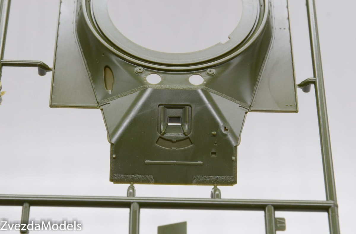 Деталь сборной модели советского тяжёлого танка ИС-2 образца 1945 года. Масштаб: 1/35. Производитель "Звезда". © 2025 год. Листайте вправо 👉, чтобы увидеть больше