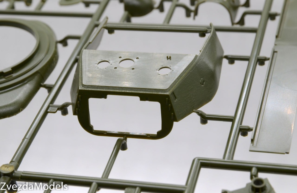 Деталь сборной модели советского тяжёлого танка ИС-2 образца 1945 года. Масштаб: 1/35. Производитель "Звезда". © 2025 год.