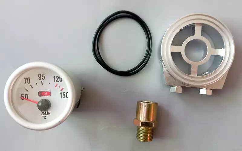    Переходник под масляный фильтр, в который вворачивается датчик дополнительного указателя температуры масла.