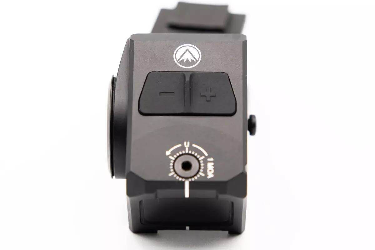 Кнопки на верхней части гарнитуры крупные, рельефные и ясно обозначены как «плюс» и «минус». При нажатии чувствуется ощутимая тактильная отдача, а также слышен чёткий щелчок.