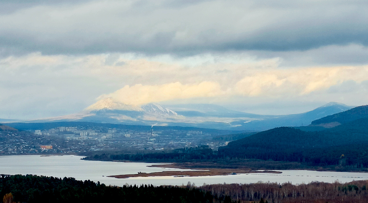 Вид на Двуглавую сопку Большого Таганайского хребта со смотровой площадки башни-колокольни в посёлке "Красная горка" в Златоусте за день до похода. Фото автора. 