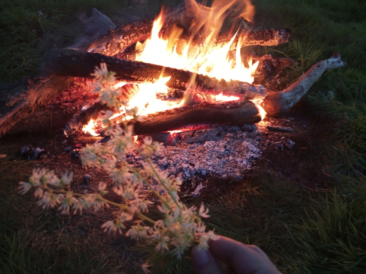 Догорающий костёр.