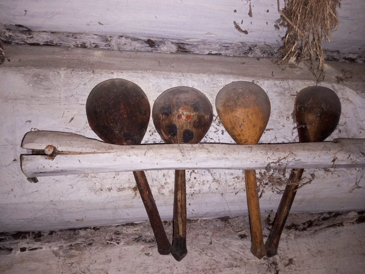 Ложки в старом доме. Фото автора.