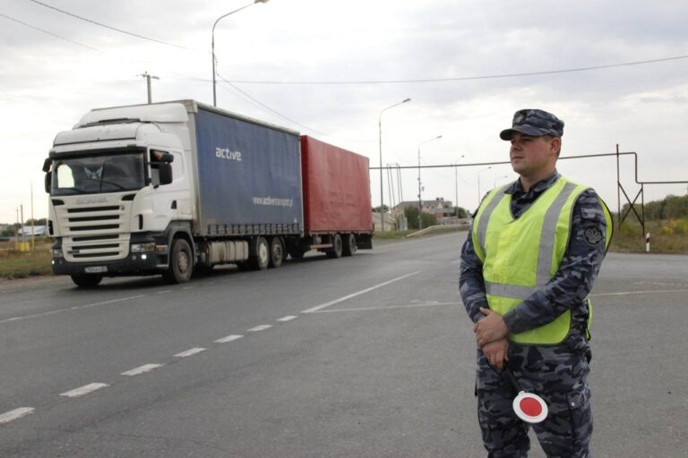    Евгений Солнцев поздравил сотрудников и ветеранов таможенной службы с профессиональным праздником «О»
