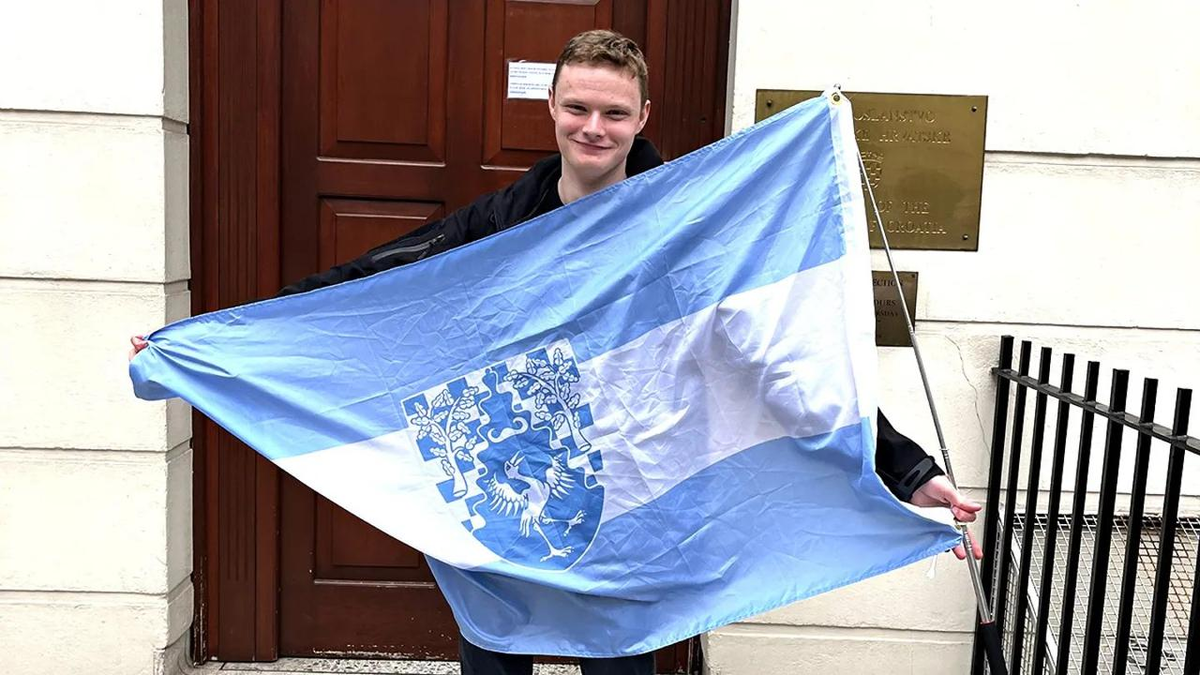 Отец-основатель с государственным флагом