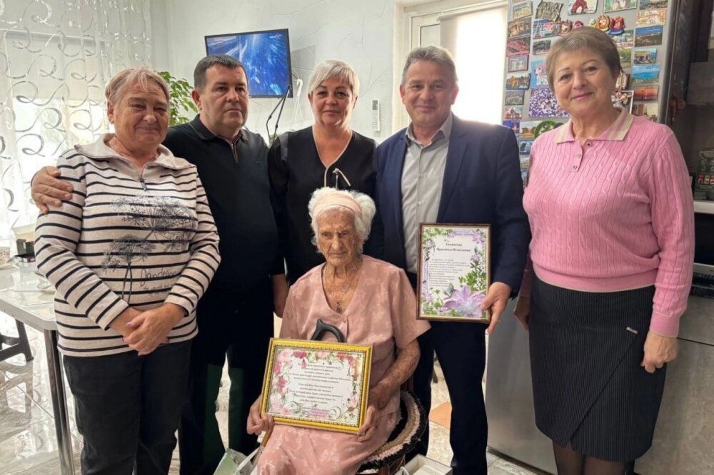    Поздравить крымчанку Прасковью Ильченко приехали представители администрации района Фото: Пресс-служба администрации Первомайского района