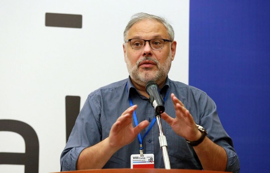    Девальвация рубля: глупость или вредительство? Мнение Хазина