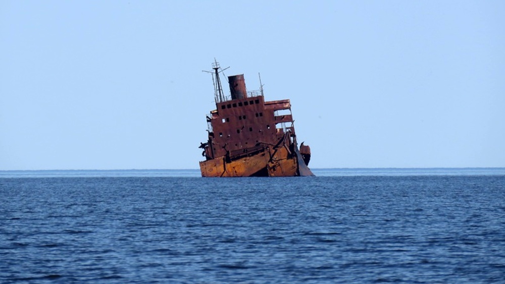 Буровое судно «Севастополь» на мелководье Печорского моря, раздавленное льдами в 1982 году/ © varandej.livejournal.com