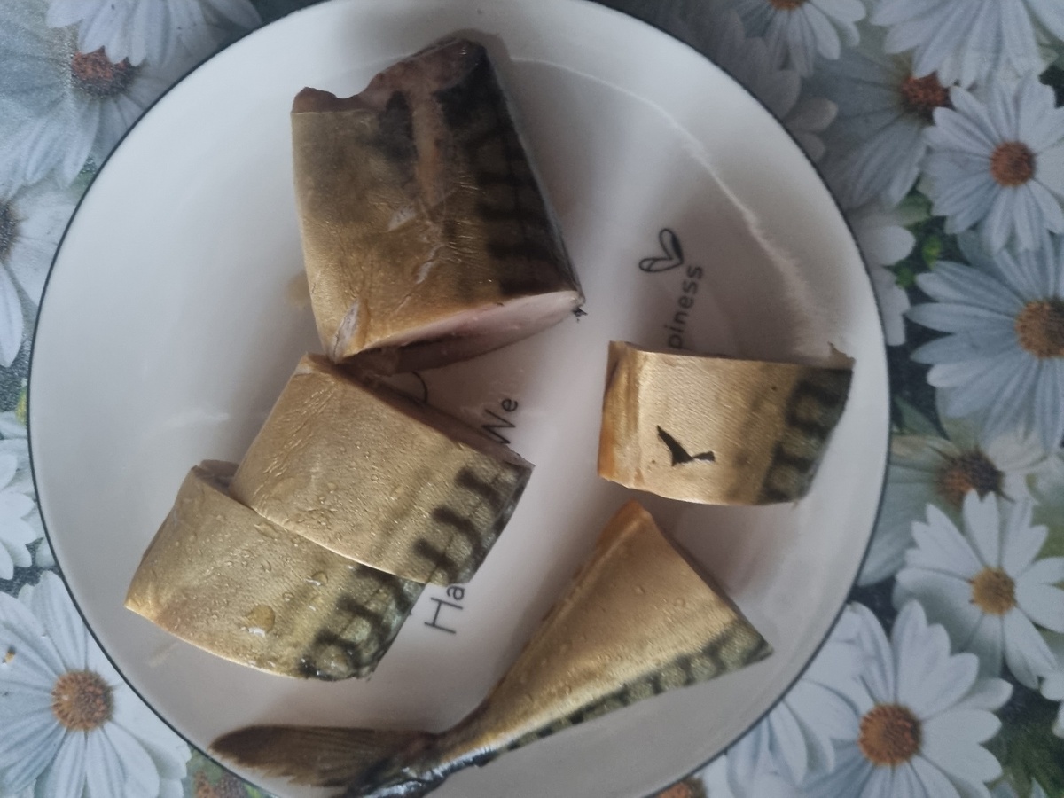    В моем холодильнике всегда есть мурманское сало — вкусная закуска из скумбрии, достойная замена икре на новогоднем столе