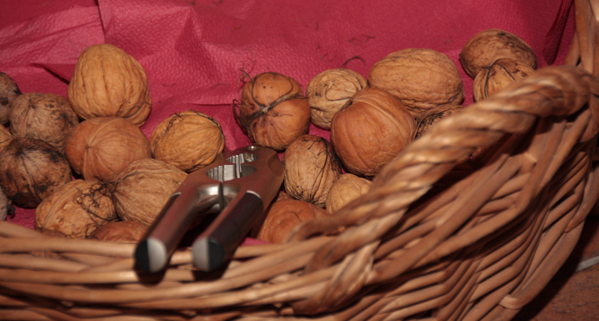    Гору грецких орехов легко очистите за пару минут: простой, действенный метод