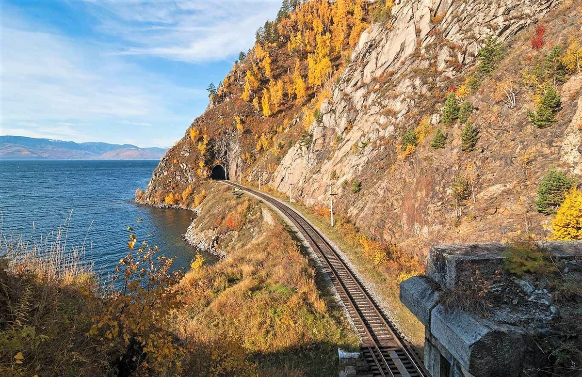 Поэтически Байкал можно описать как портал в иное пространство.