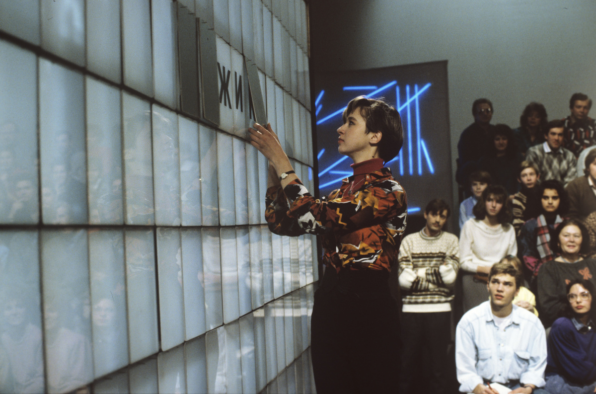    За годы существования «Поля чудес» правила игры практически не менялись. Она состоит из трёх отборочных туров, финала и время от времени — суперигры. На каждом этапе игрокам предстоит угадать скрытое на табло слово. Ещё одна интрига шоу — барабан, который выдаёт зрителям различные бонусы / РИА Новости / Виталий Савельев