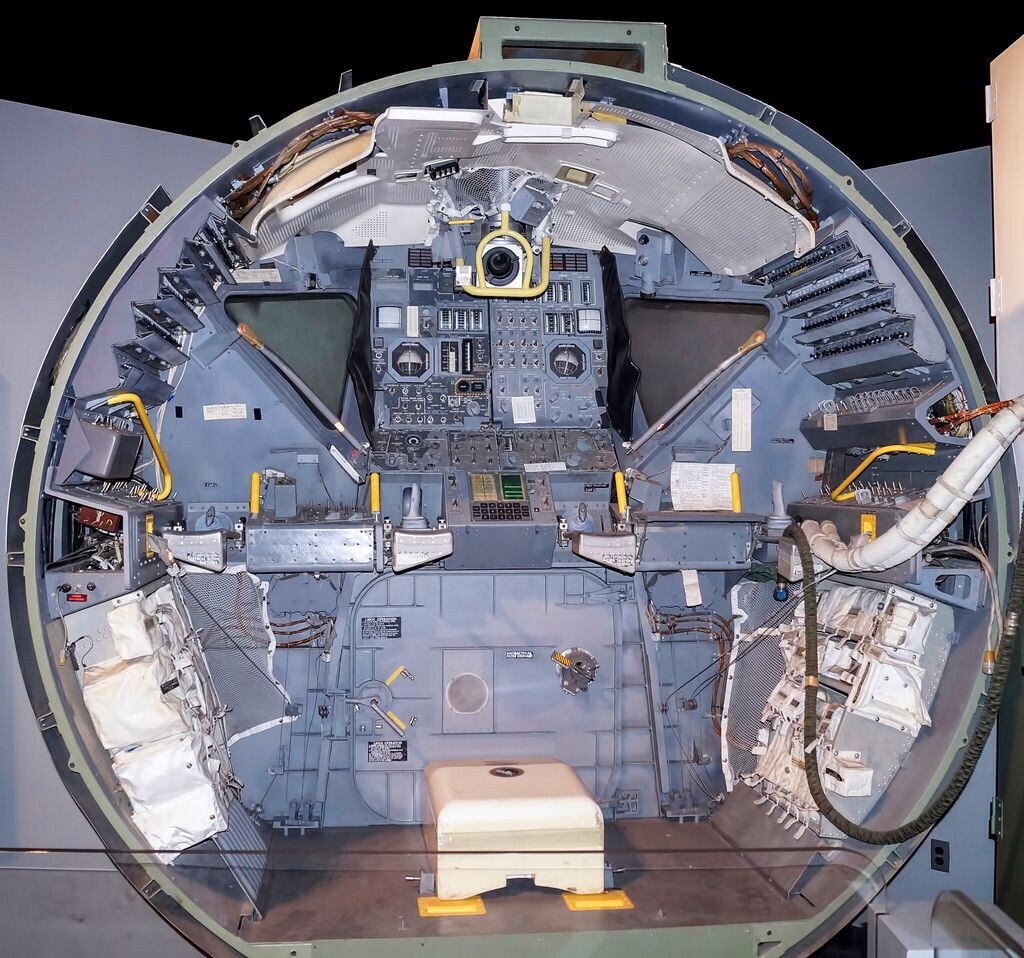 Кабина лунного модуля Аполлон в разрезе