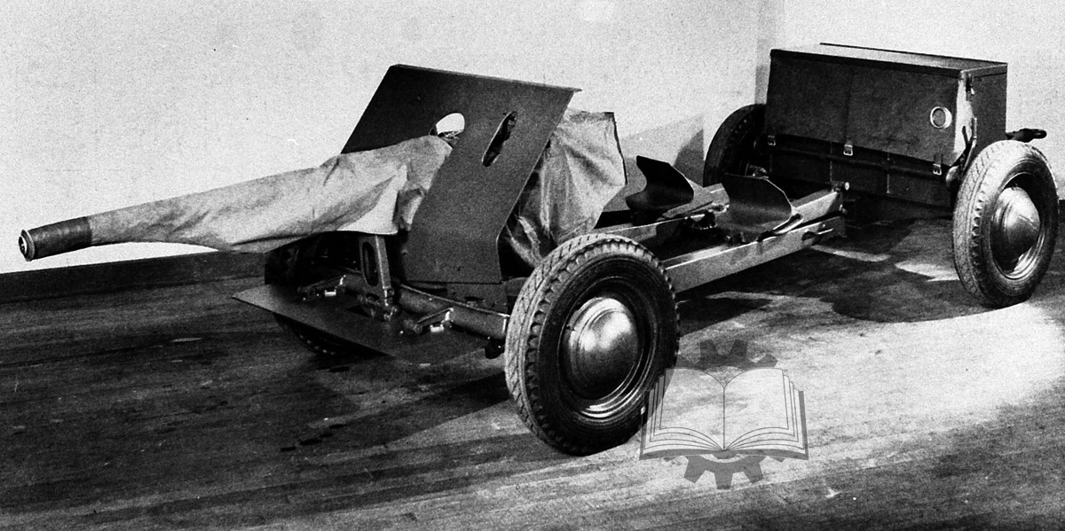 Орудие в походном положении, ствол закрыт чехлом.