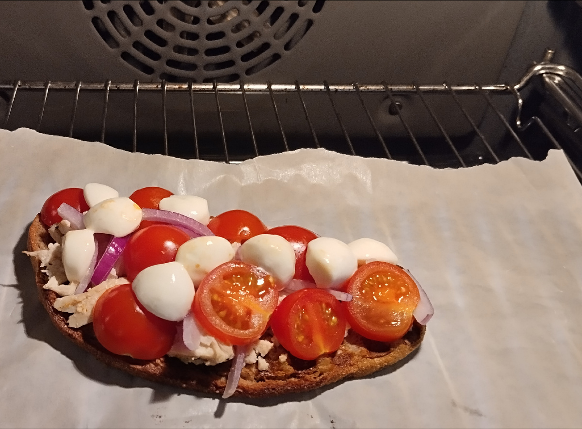 Куриное филе, красный лук, черри, моцарелла. Это для меня.