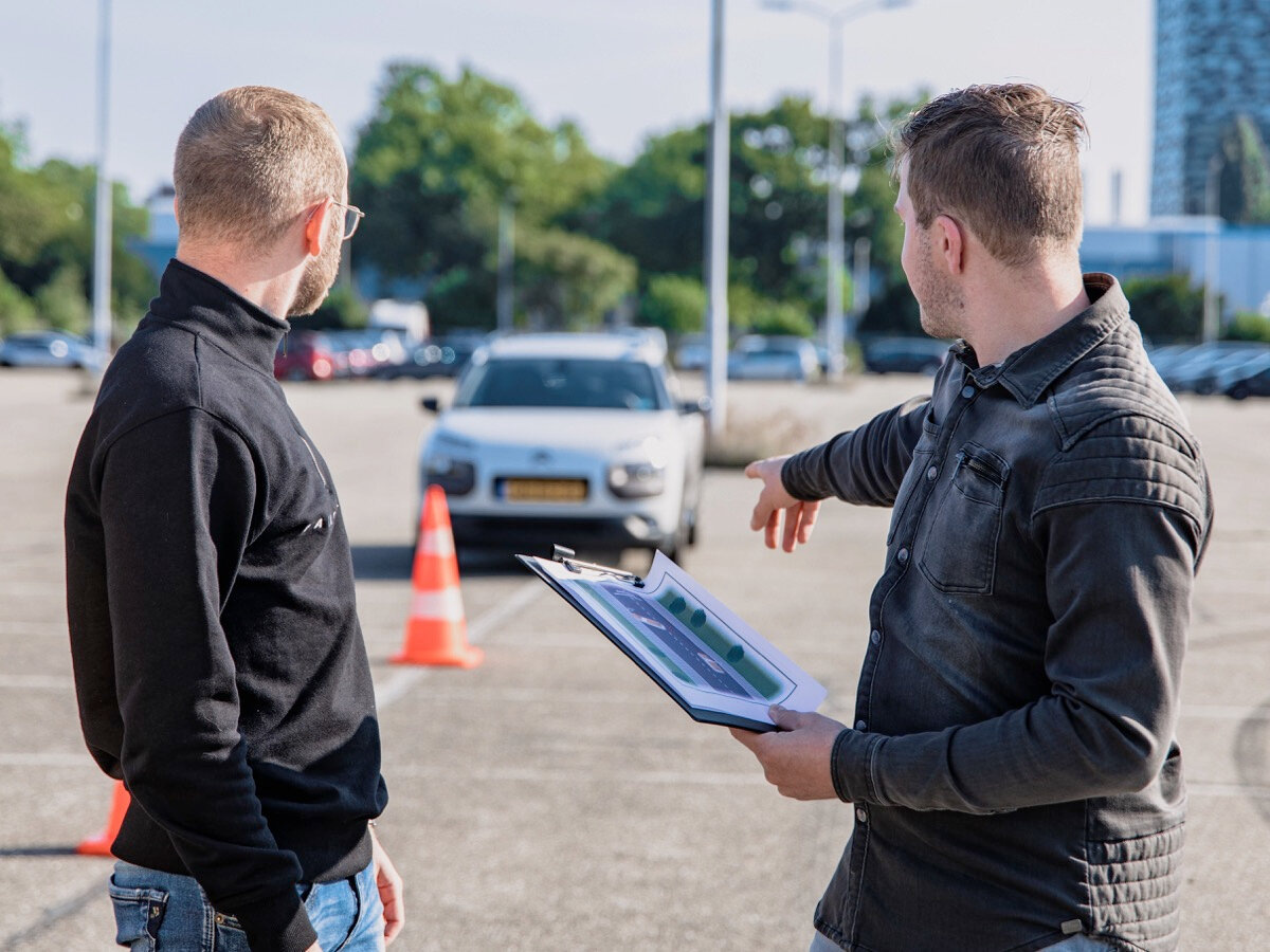 В большинстве популярных среди российских туристов стран можно взять автомобиль на прокат без международных прав. Фото: Bas Peperzak / Unsplash