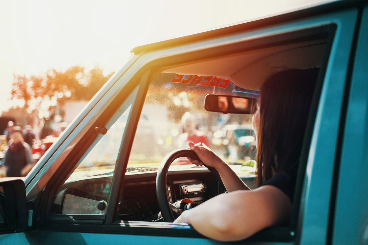 Единственный способ получить МВУ сразу, в день обращения за документом – приехать в ГИБДД с паспортом, фотографией, оплаченной квитанцией и российскими правами. Фото: William Krause / Unsplash