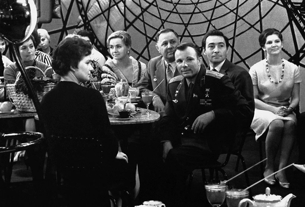 Первый новогодний «Голубой огонёк» 1962 года вышел без записи, в прямом эфире