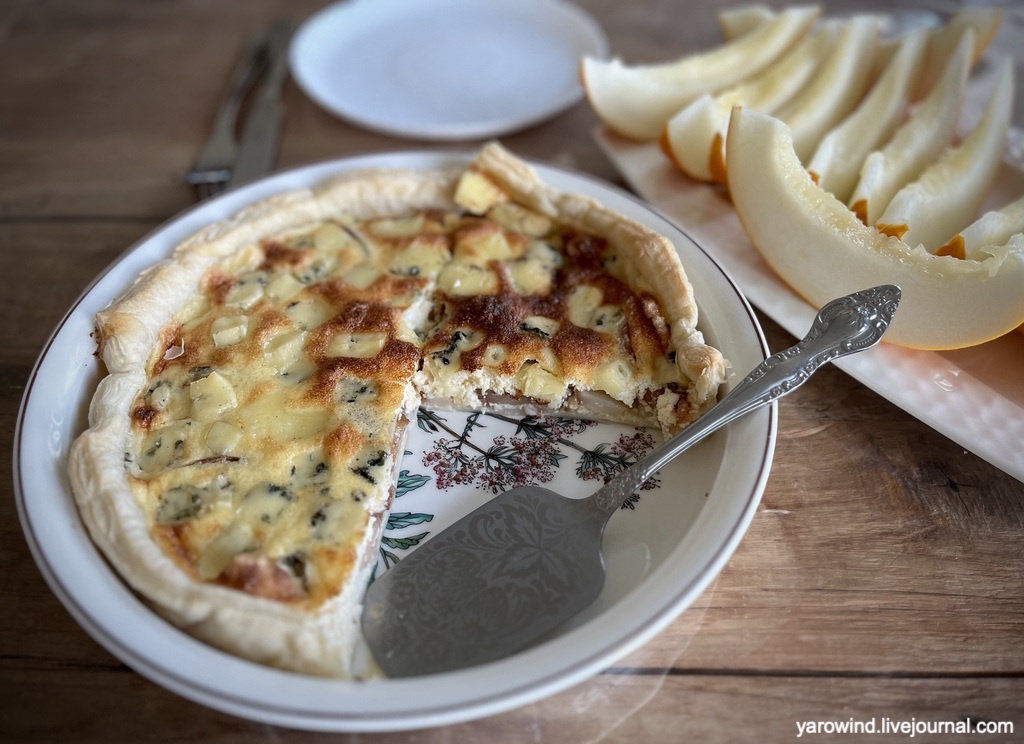 Пирог с грушей и сыром