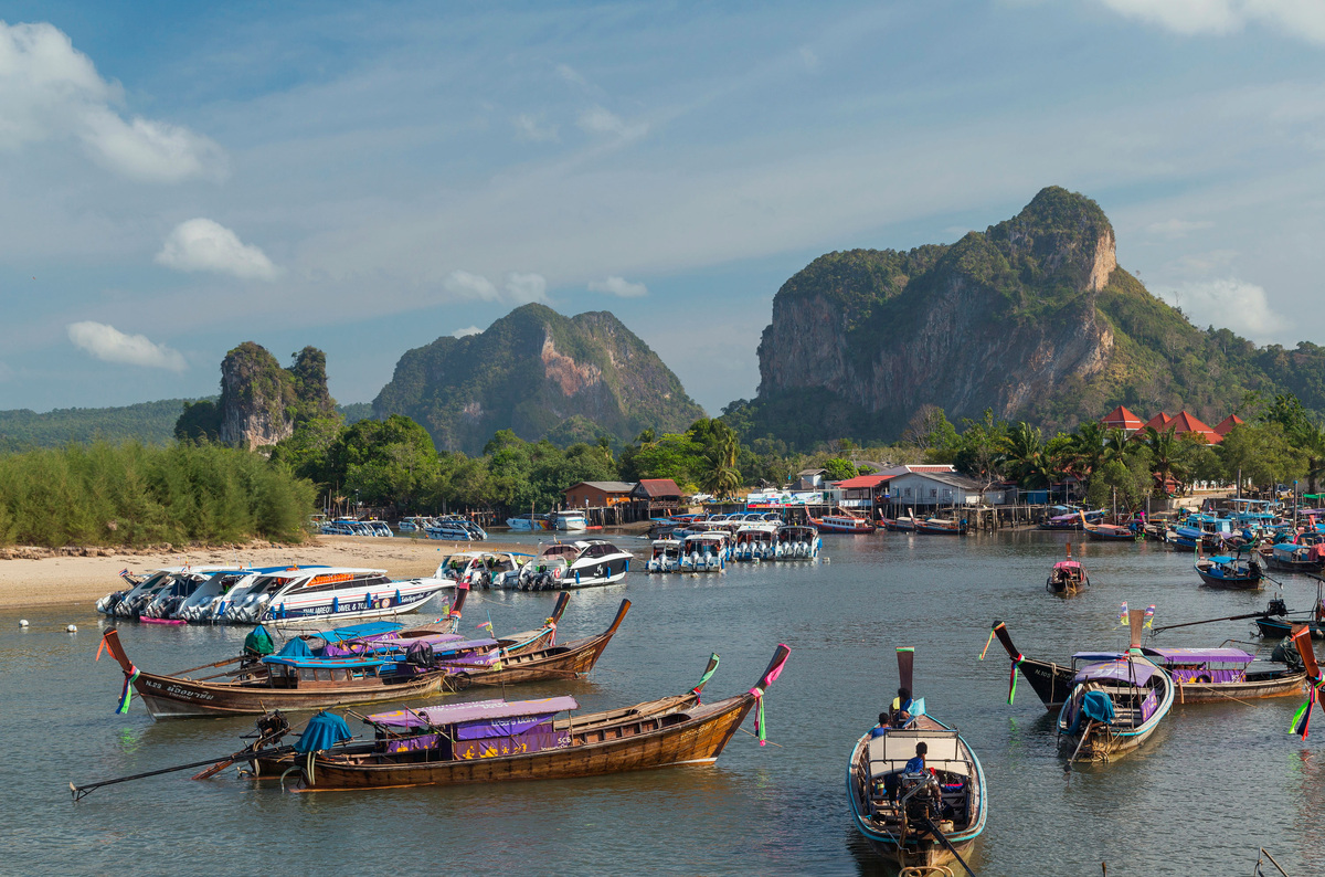 В самом городе Краби нет ни одного пляжа, хотя он и лежит в устье реки.  Фото: Marcin Konsek / Wikimedia