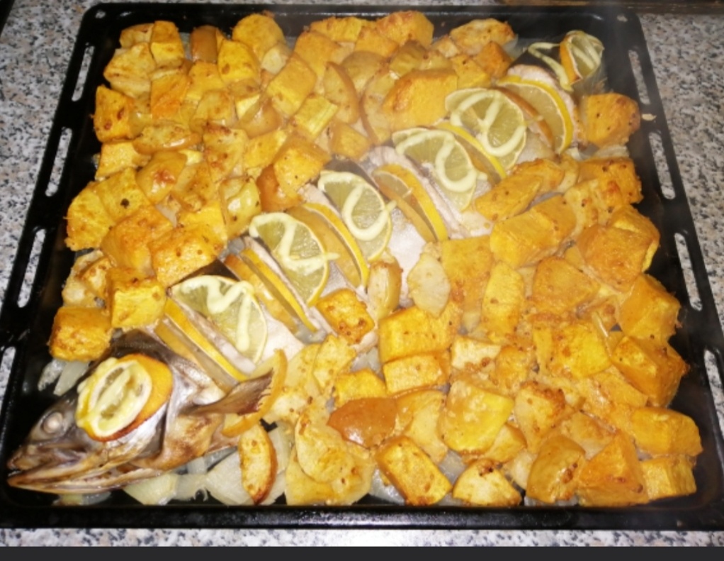 Вот типа такого, только вместо горбуши лещ. Из овощей были кабачки , лук, морковка , ещё яблоки, получилось очень вкусно ! Картошку сделала в мкв отдельно.