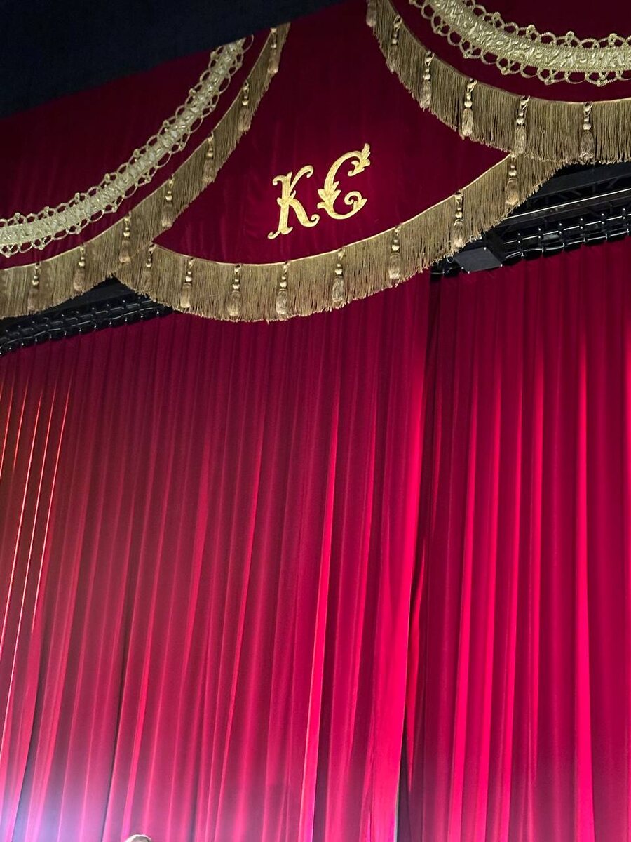 Пышные и тяжелые красные занавеси, бархатные сваги с золотым вензелем КС. Спектакль «Кабала святош». МХТ. Фото автора.