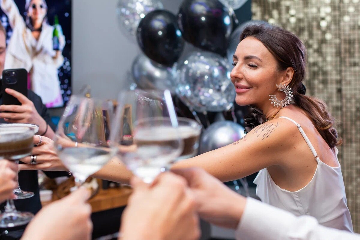 Элегантное украшение зала и фотозоны. Детали решают всё! При организации важно заказать корпоратив цена новогодний с учетом декора.