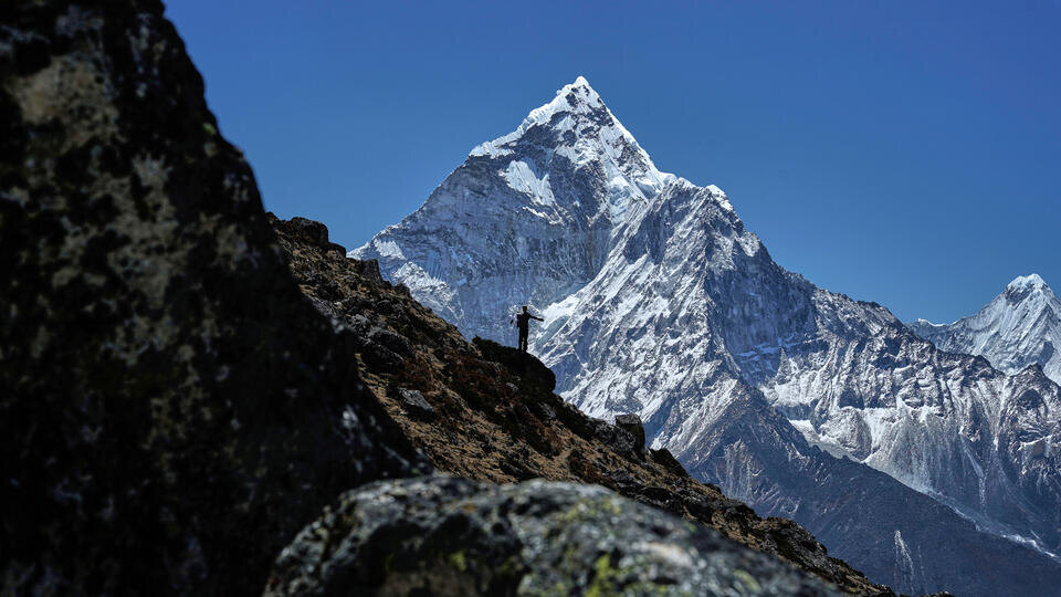     Застрявшие на горе в Непале россияне спустились до высоты 6500 м Pasang Rinzee Sherpa/AP/TASS