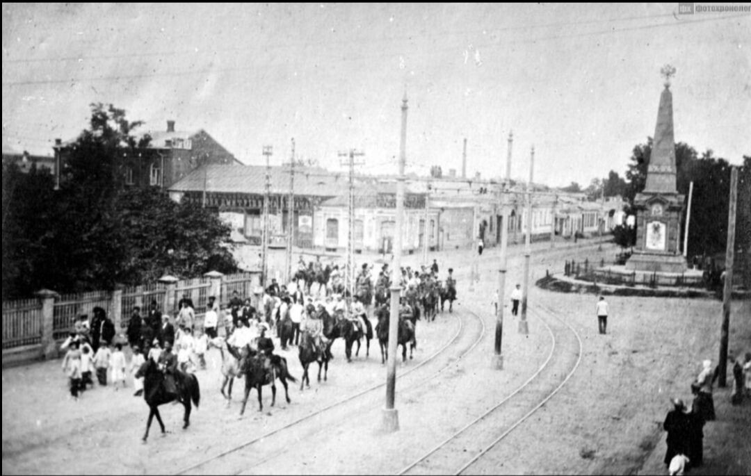          Деникинские войска на Кубани, казаки входят в Екатеринодар, 1918г. (Фото из интернета)