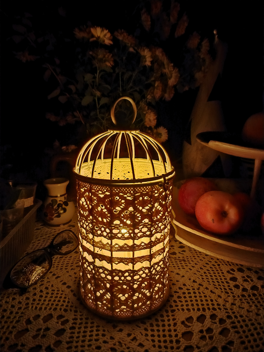 Облагородила фикспрайсовскую клетку-подсвешник. Спасибо читателю за наводку на свечи-лампочки. До чего уютные, молодцы китайцы. 