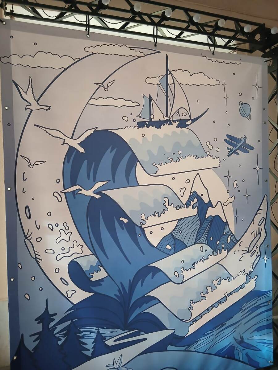 Корабль мчится по волнам 