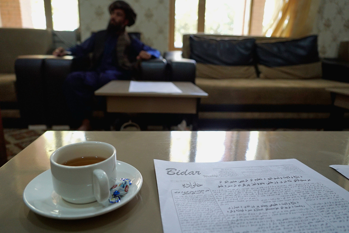 То самое чаепитие с конфетами в Мазари-Шарифе (хотя вообще чай в афганских госконторах мне щедро наливали во все времена — гостеприимство превыше всего)