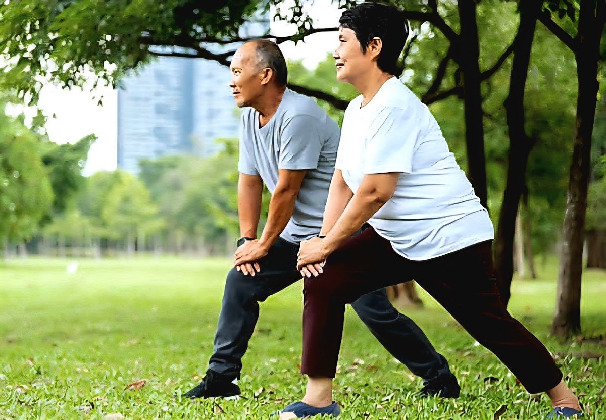 Люди в Китае делают зарядку в парке