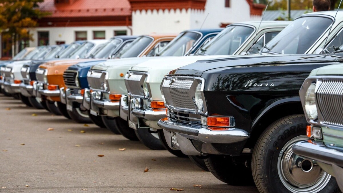 Машины марки «Волга» на выставке ретро-автомобилей у здания Музея гаража особого назначения на ВДНХ. Фото: Сергей Булкин, ТАСС