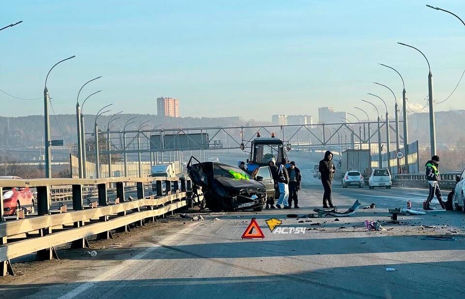    ДТП на Бугринском мосту . Источник: vk.com/act54