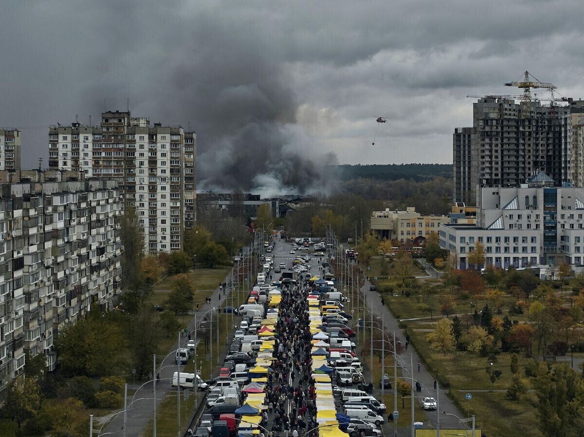    Дым на месте пожара в Киеве, Украина© Getty Images / Libkos