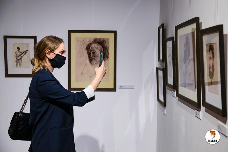    ЕАН. Девушка на выставке