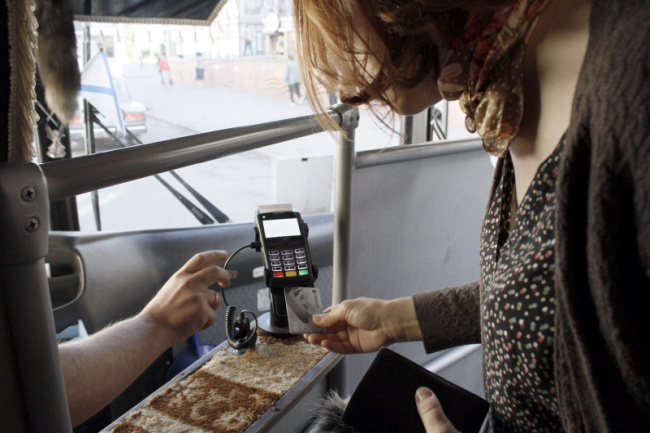Так платят с помощью пластиковой карты в маршрутках