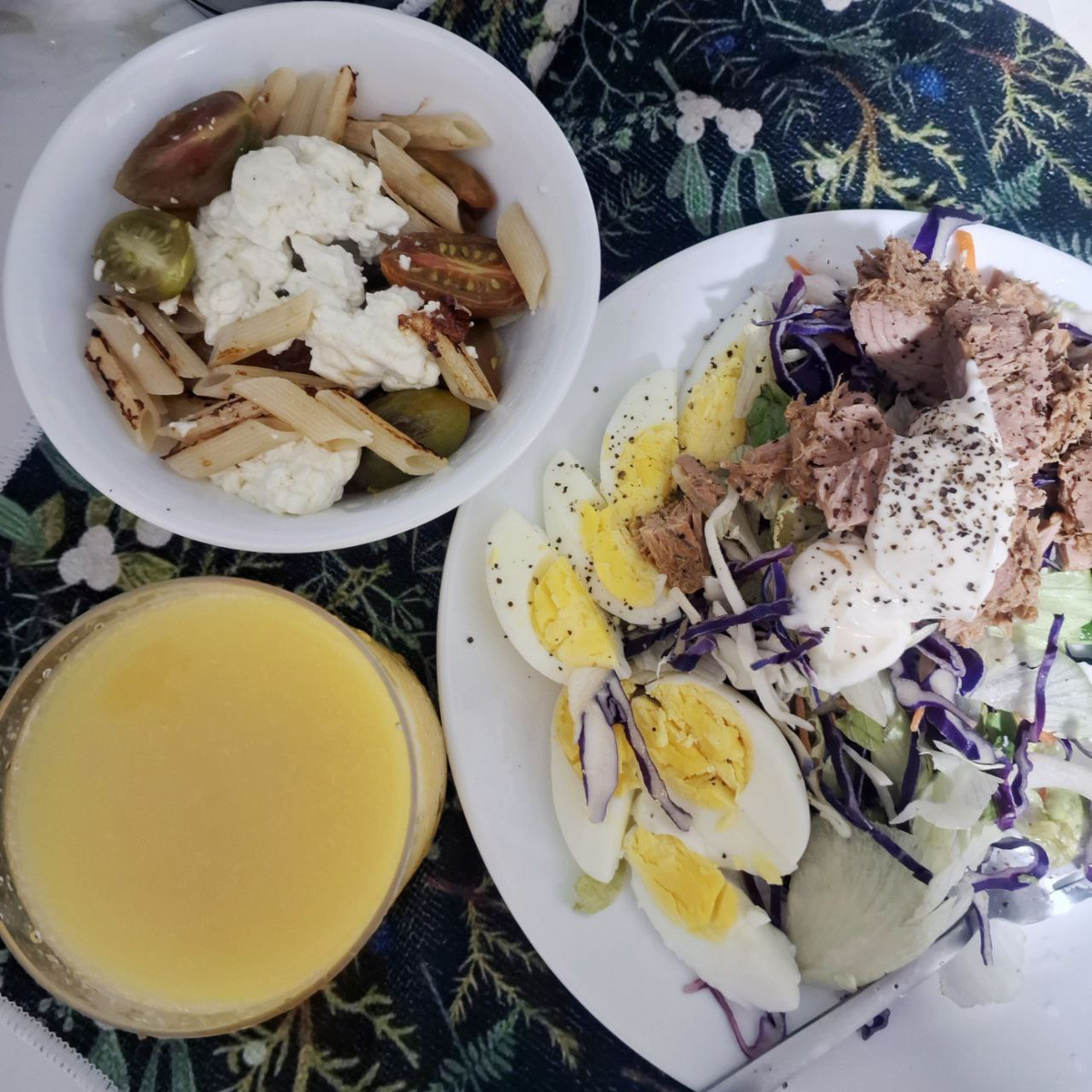 Посмотрите, сколько жира и клетчатки в моей обычной еде: и майонез, и яйца, и сыр тоже 5% да содержит, сколько там углей, и сок, и макароны... Про столовскую еду молчу, там очень жирно чаще всего. И всё равно булки жаренные с маслом пронеслись через мой ЖКТ с угрожающей скоростью😅 Т.е. ем-то я и обычно не мало, даже не всегда могу побороть свою лень и поесть достаточно, я и шоколадки подхомячиваю периодически, и хлеб с маслом, сахар я ем не иногда, а каждый день в общем-то... И вот женщина, которая не ела сахар и хлеб аж пол года, вчера угощала присутствующих питой, жаренной в масле и яблоками сушеными с сахаром... Ну ок. Зачем себя периодически мучить исключениями, если можно привычный рацион постепенно наладить? Философский вопрос, риторический. 