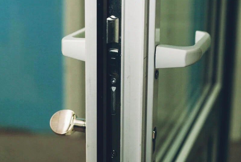 Замок в пластиковой двери сломался? Инструкция по спасению своими руками