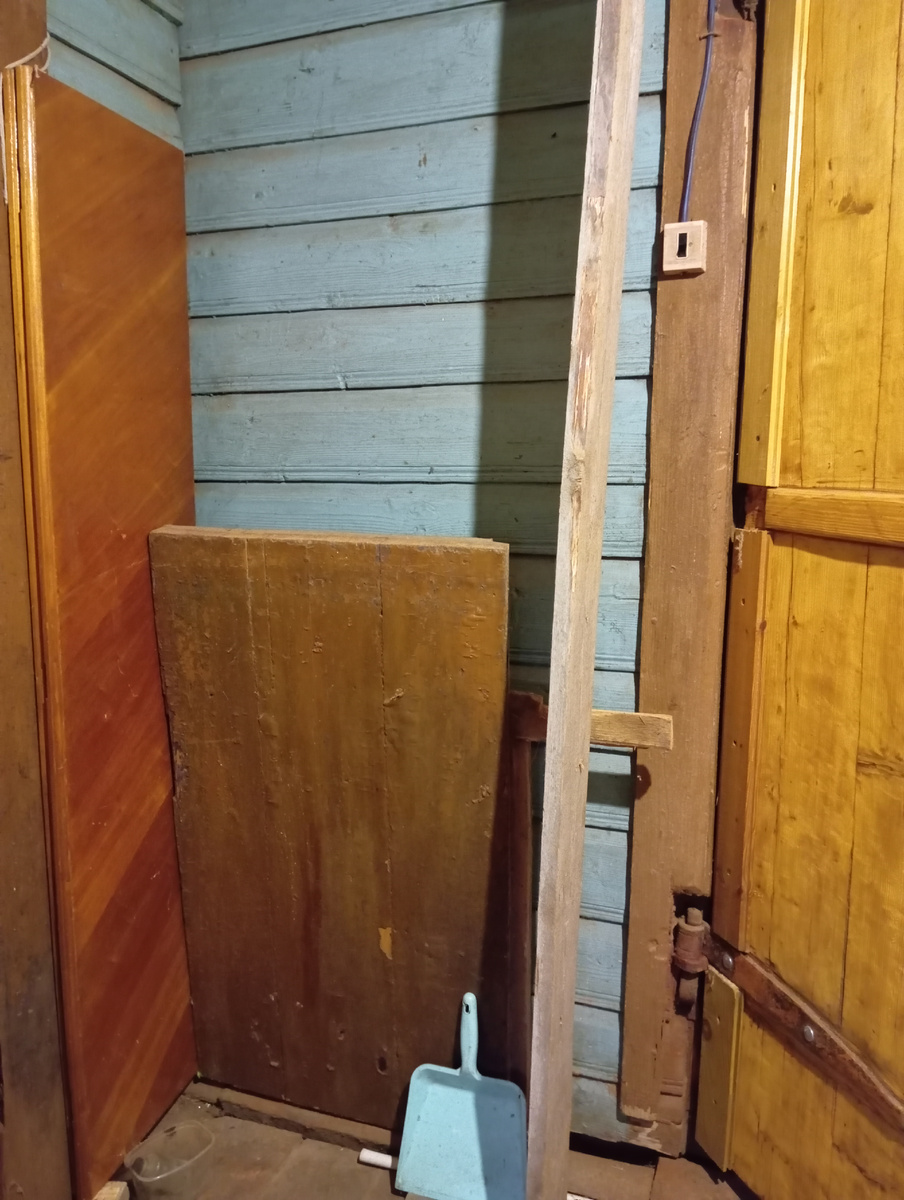 Навела порядок, подмела.