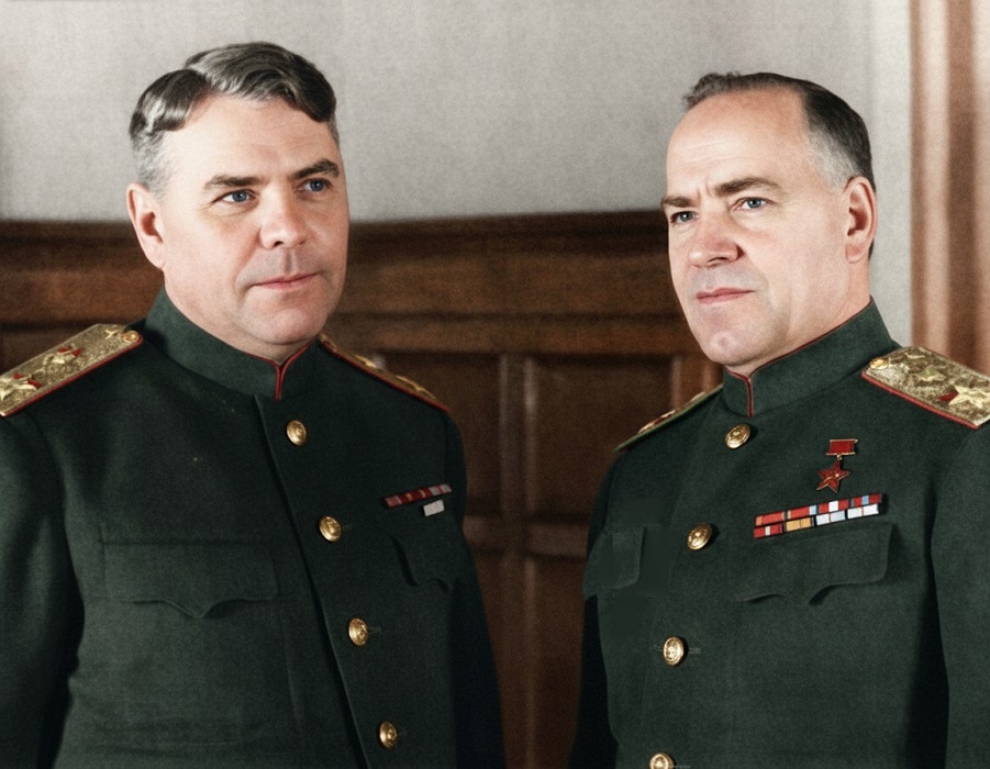 Александр Михайлович Василевский (слева) и Георгий Константинович Жуков (справа)