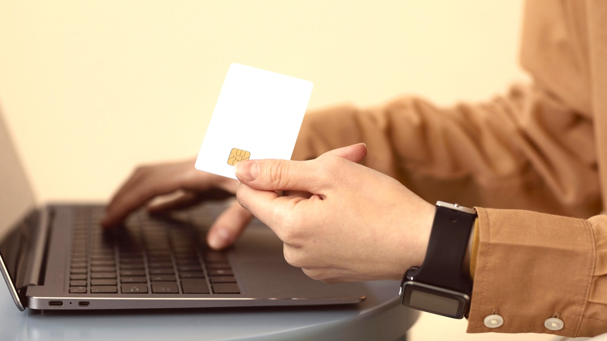    В Когалыме подросток перевел с карты матери больше 1 млн рублей мошенникам