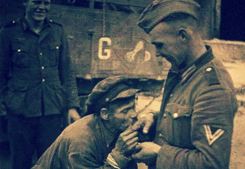 Он добивал слабых, прыгая по головам: спустя 30 лет красноармейцы передали ему привет