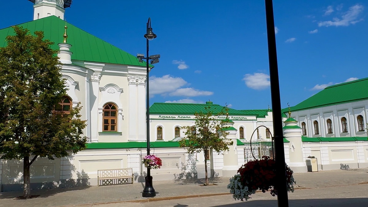 Белые стены, зелёная крыша и минарет, отражающийся в небе Казани