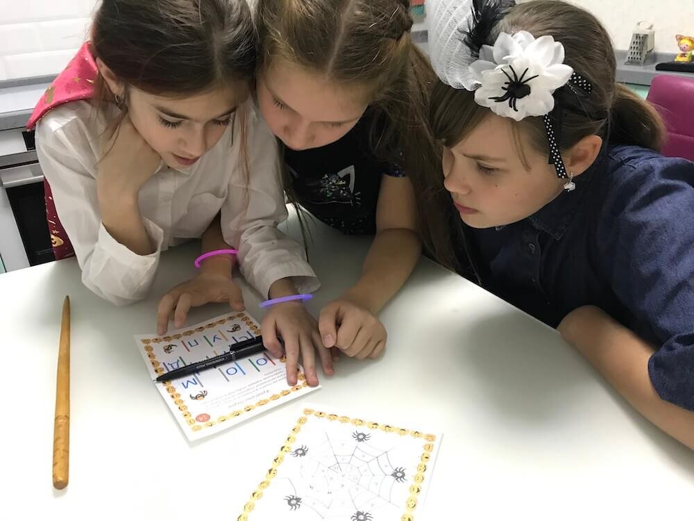 Дети играют в квест про тыкву