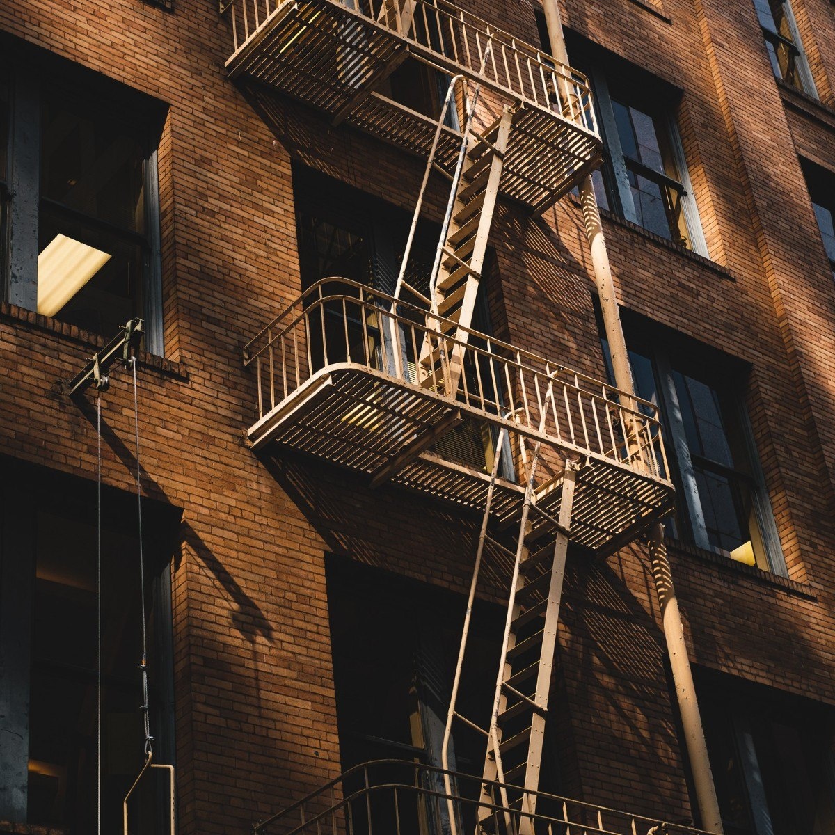 
Пожарные лестницы на балконах могут стать путем эвакуации при пожаре. Фото: @wirestock, ru.freepik.com