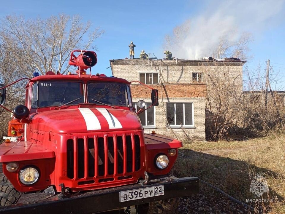    Пожар в селе Саввушка Змеиногорского района. Источник: t.me/mchs_altkray