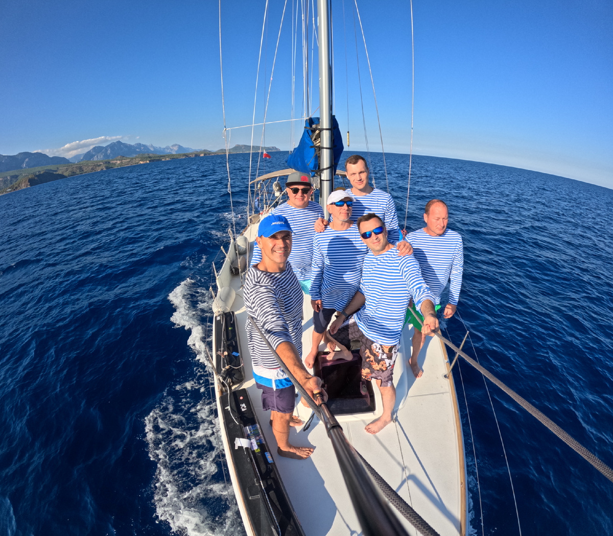 Наша команда в море, где-то неподалеку от Демре