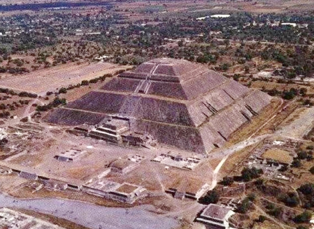 Огромная ступенчатая пирамида возле Сиань (бывший Чанъань).